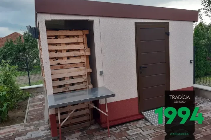 Záhradný domček s prístreškom na drevo naboku