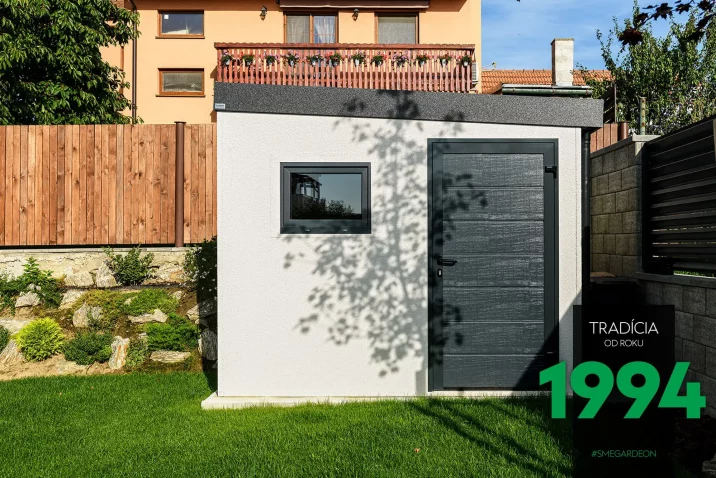 Záhradný domček s dverami aoknom na záhrade