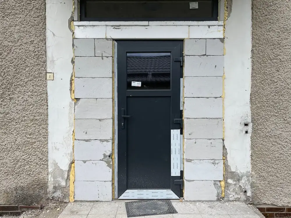 Vchod do murovanej garáže