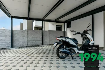 Motorka zaparkovaná pod prístreškom GARDEON