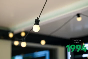 Detail na zavesené žiarovky na pergole
