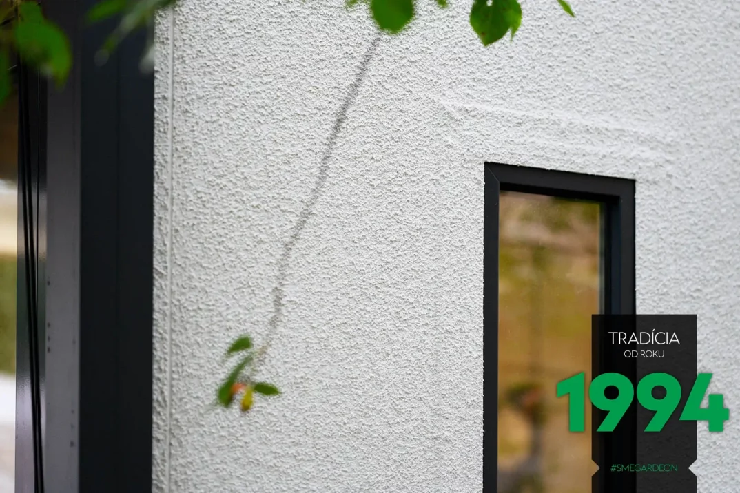 Detail na svetlík na záhradnom domčeku v bielej omietke