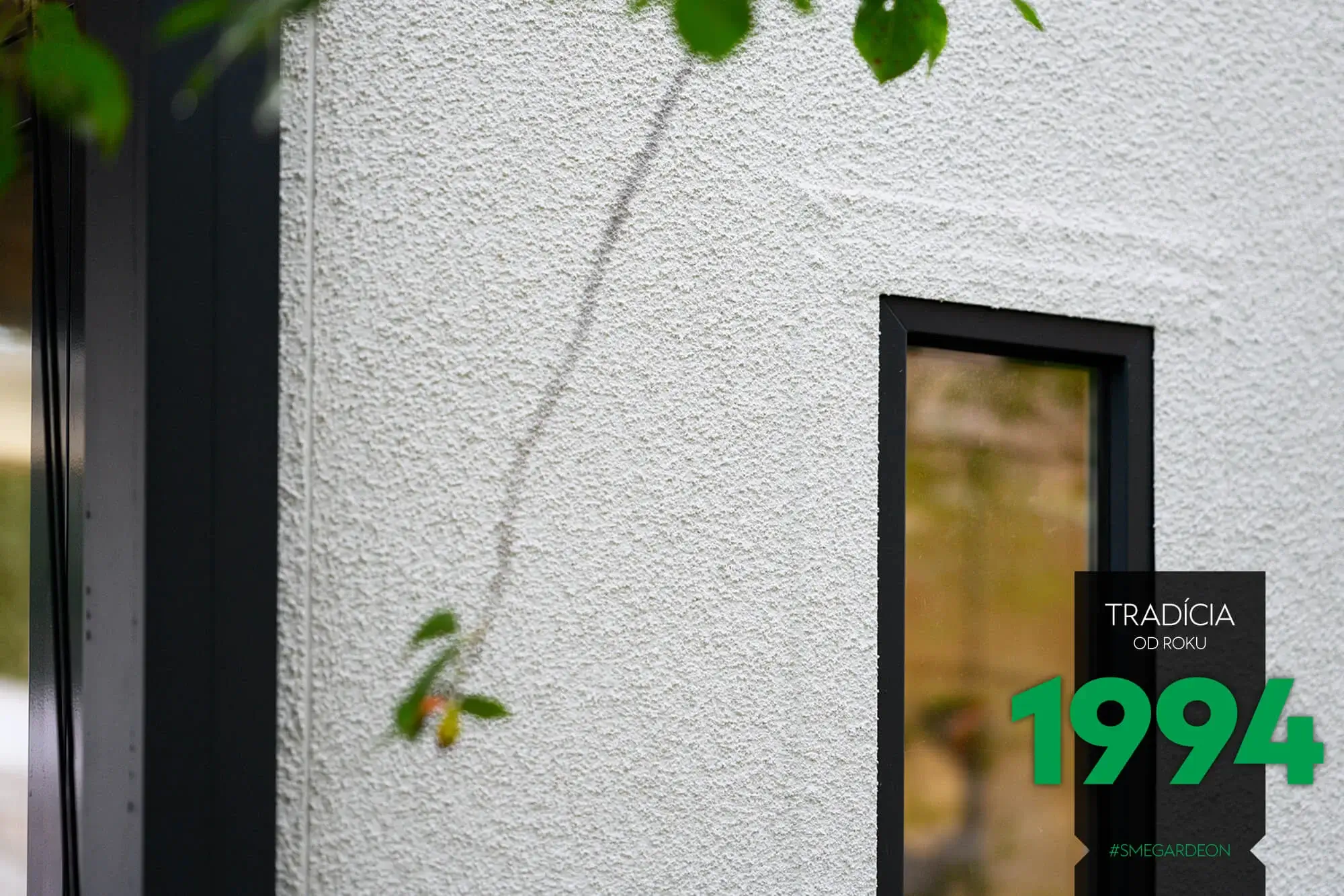 Detail na svetl&iacute;k na z&aacute;hradnom domčeku v bielej omietke