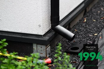 Odkvapová rúra záhradného domčeka.