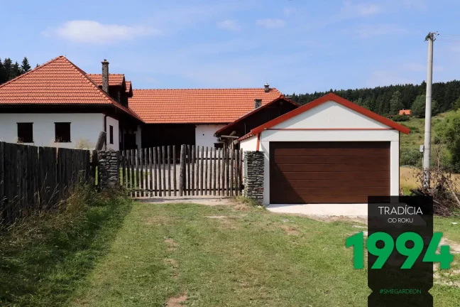 Garáž pre dve autá so sedlovou strechou pri dome so sedlovou strechou