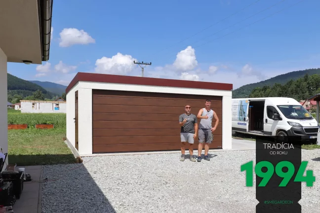 Montážnik so spokojným zákazníkom pri garáži pre dve autá