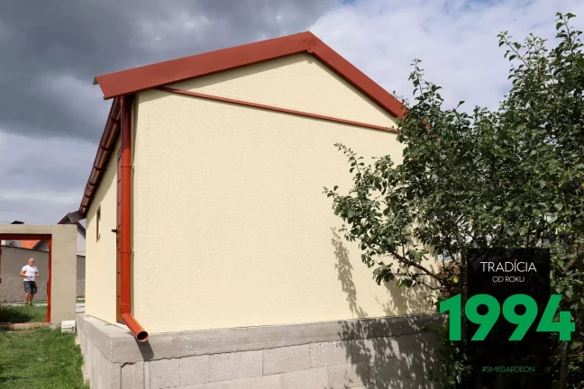 Garáž pre jedno auto so sedlovou strechou s odkvapom na zadnej strane