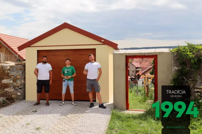 Montážnici so zákazníkom pred garážou so sedlovou strechou