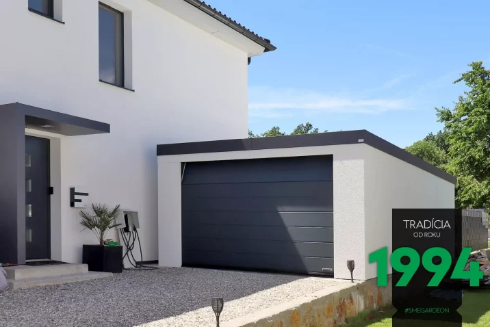 Garáž pre jedno auto v bielej omietke pri dome