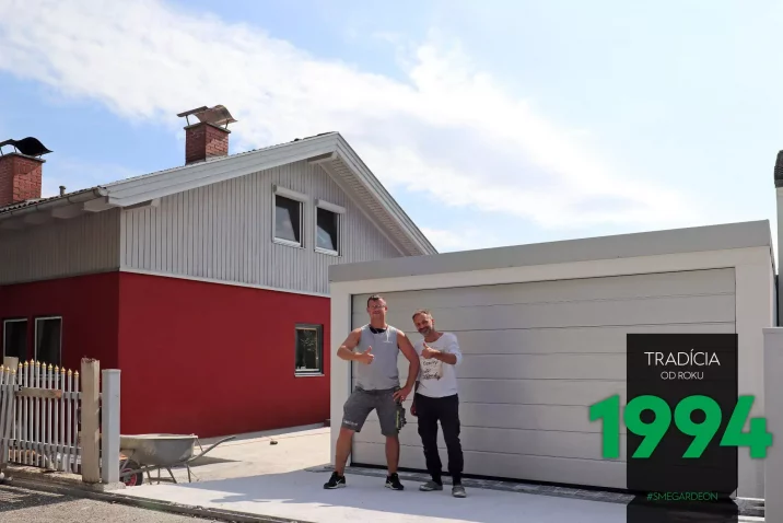 Montážnik so zákazníkom pri garáži pre dve autá