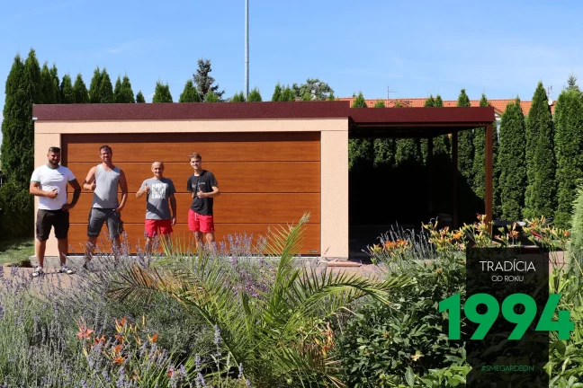 Montážnici so zákazníkom pred garážou s prístreškom