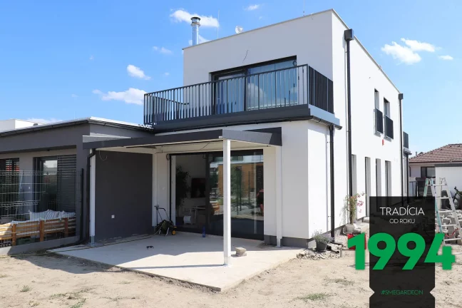 Osadená pergola na terase domu