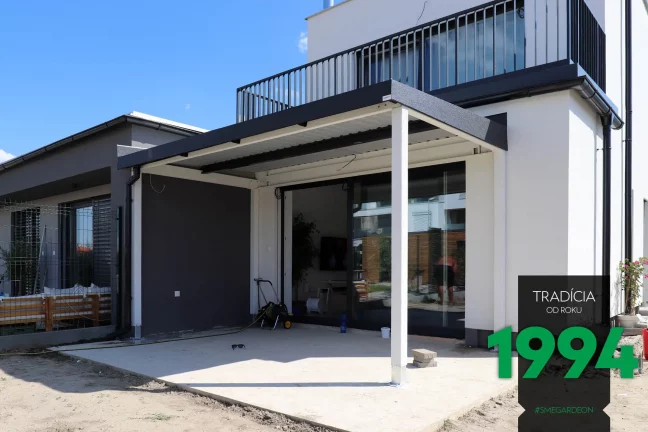 Osadená pergola s bielymi nosníkmi