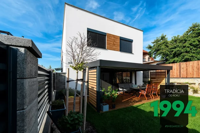 Posedenie pod pergolou na záhrade pri dome