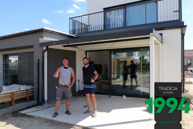 Montážnik so zákazníkom pod pergolou