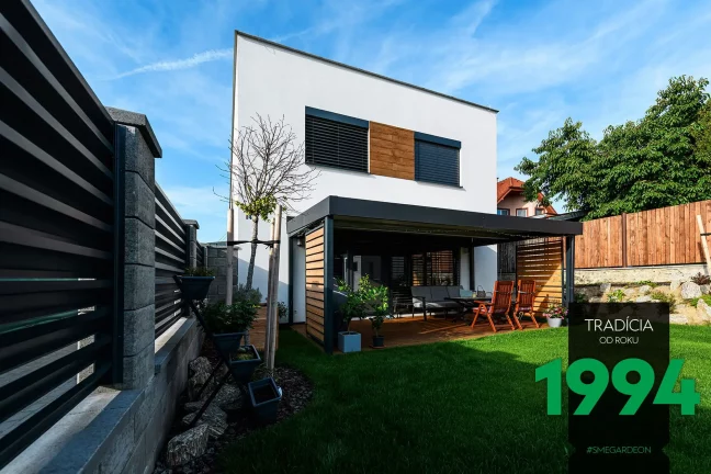 Pergola s drevenými výplňami spolu s posedením