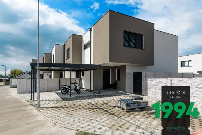 Motorka pod prístreškom pre dve autá pri dome