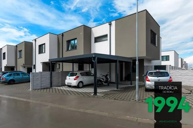 Zaparkované auto s motorkou pod prístreškom GARDEON