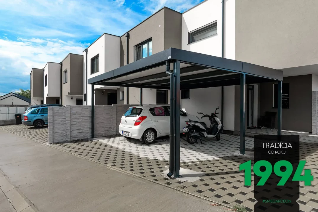 Zaparkované auto s motorkou pod prístreškom GARDEON pre dve autá