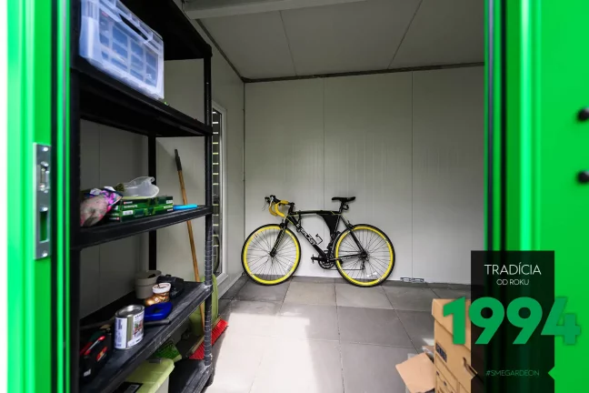 Odložený bicykel v záhradnom domčeku