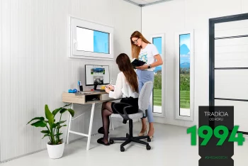 Stôl s počítačom v záhradnom domčeku