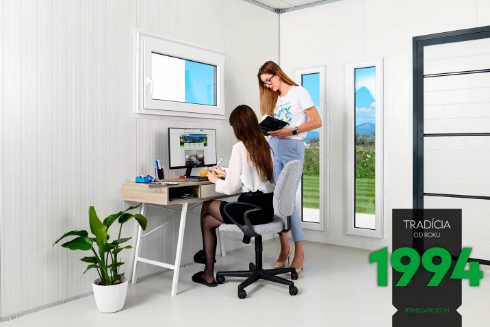 Stôl s počítačom v záhradnom domčeku