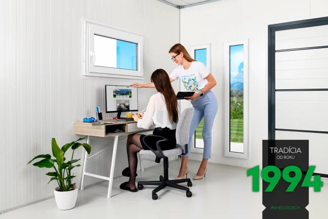 Ženy pracujú v kancelárií v záhradnom domčeku