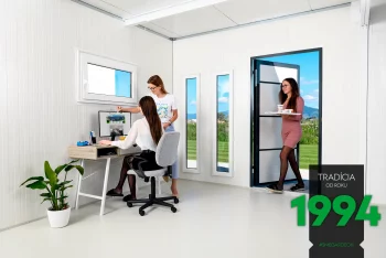 Občerstvenie v kancelárií v záhradnom domčeku