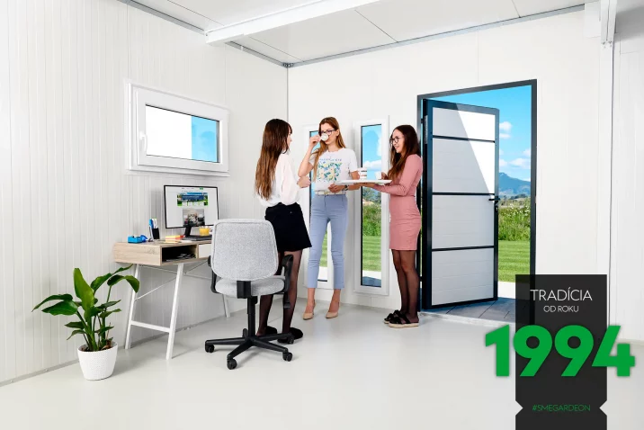 Kávička v záhradnom domčeku počas pauzy