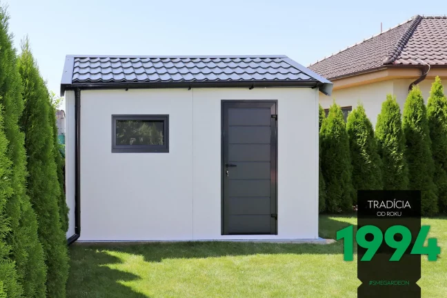Záhradný domček v bielej omietke so sedlovou strechou