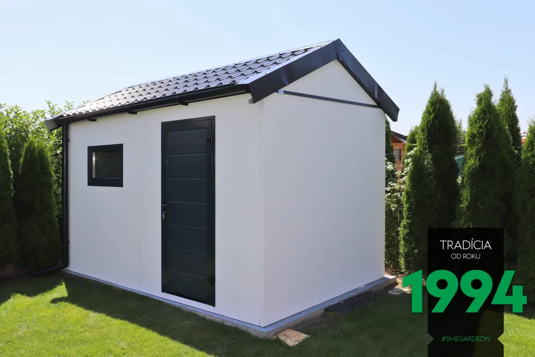Záhradný domček so sedlovou strechou v bielej omietke na záhrade