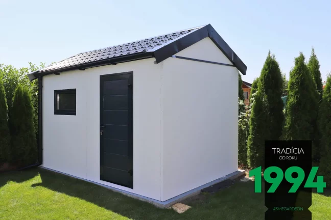 Záhradný domček so sedlovou strechou v bielej omietke na záhrade