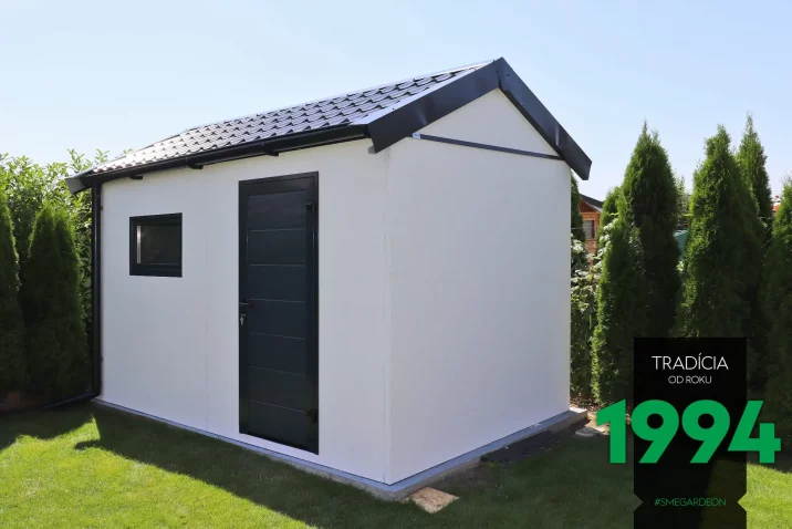 Záhradný domček so sedlovou strechou v bielej omietke na záhrade