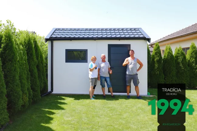 Montážnik so zákazníkmi pred záhradným domčekom so sedlovou strechou