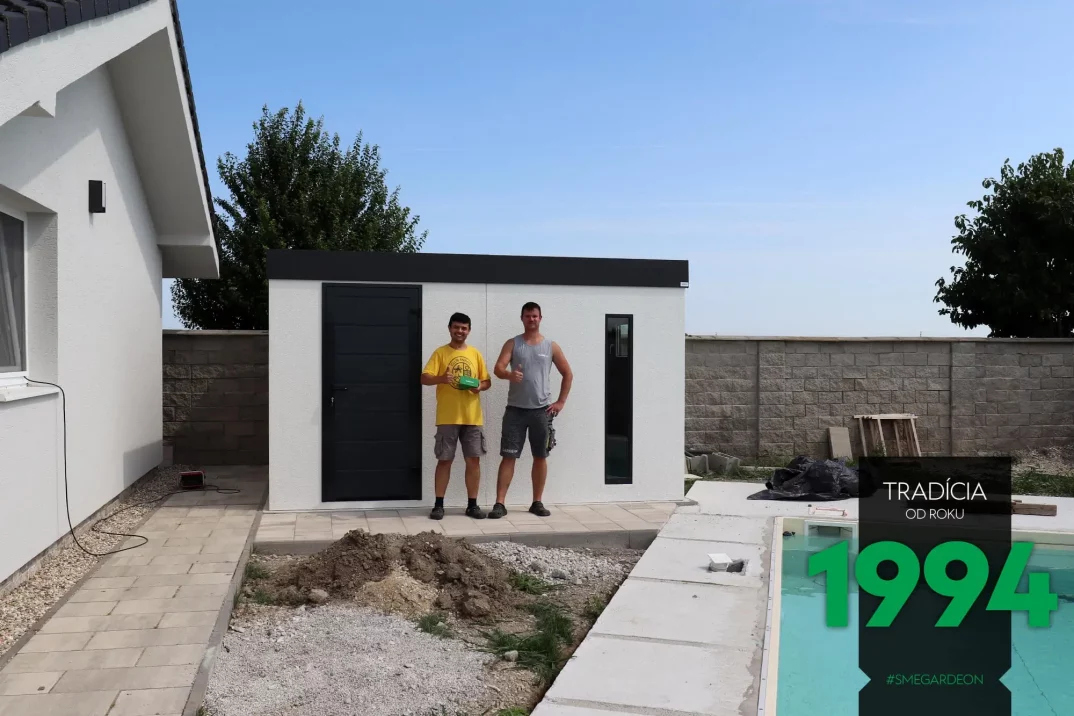 Montážnik so zákazníkom pred záhradným domčekom pri bazéne