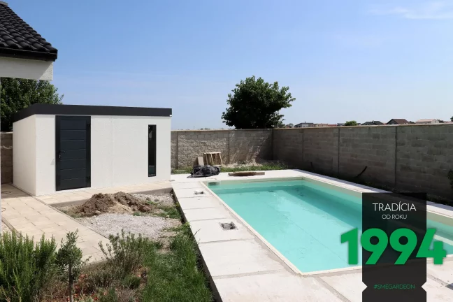 Záhradný domček v bielej omietke pri bazéne