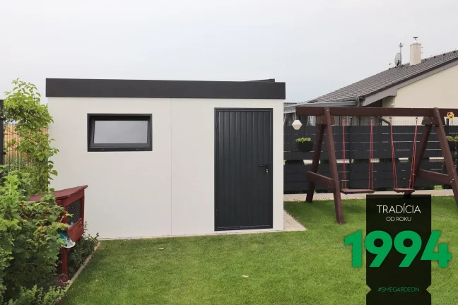 Záhradný domček v bielej omietke pri hojdačke