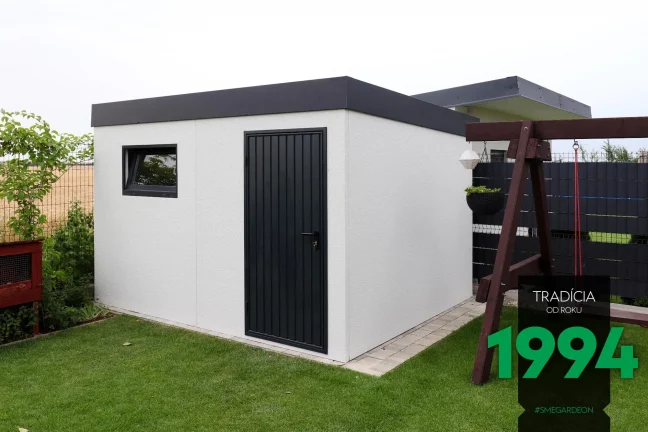 Záhradný domček v bielej omietke s neizolovanými dverami
