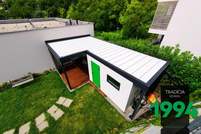 Záhradný domček s pergolou a posedením zhora