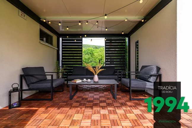 Posedenie pod pergolou a svetelná reťaz na streche