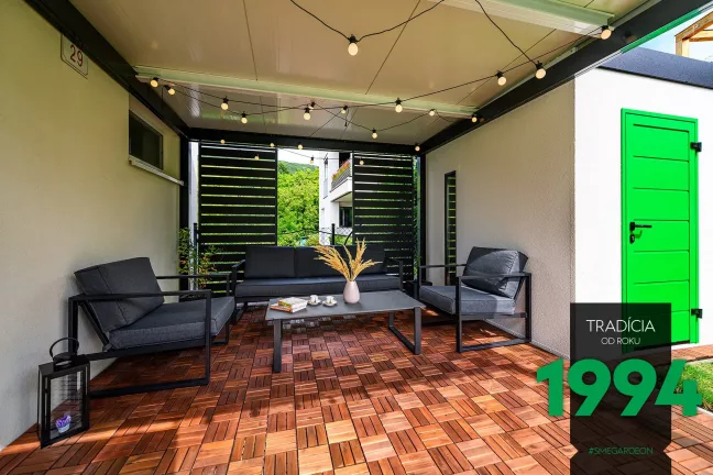 Posedenie pod pergolou pri záhradnom domčeku