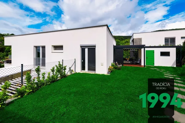 Záhradný domček s prístreškom na záhrade pri dome