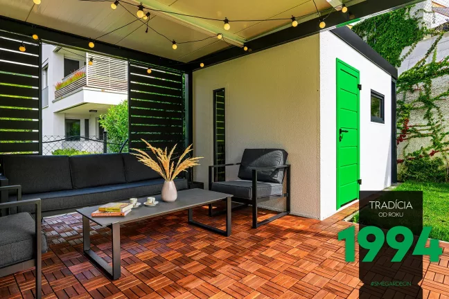 Záhradný domček so zelenými dverami s posedením pod pergolou