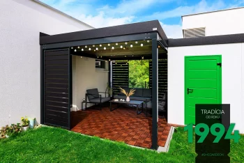 Pergola s výplňami a posedením pri záhradnom domčeku