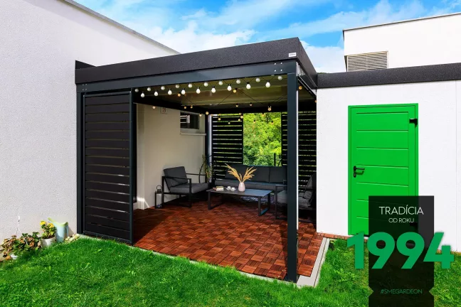 Pergola s výplňami a posedením pri záhradnom domčeku