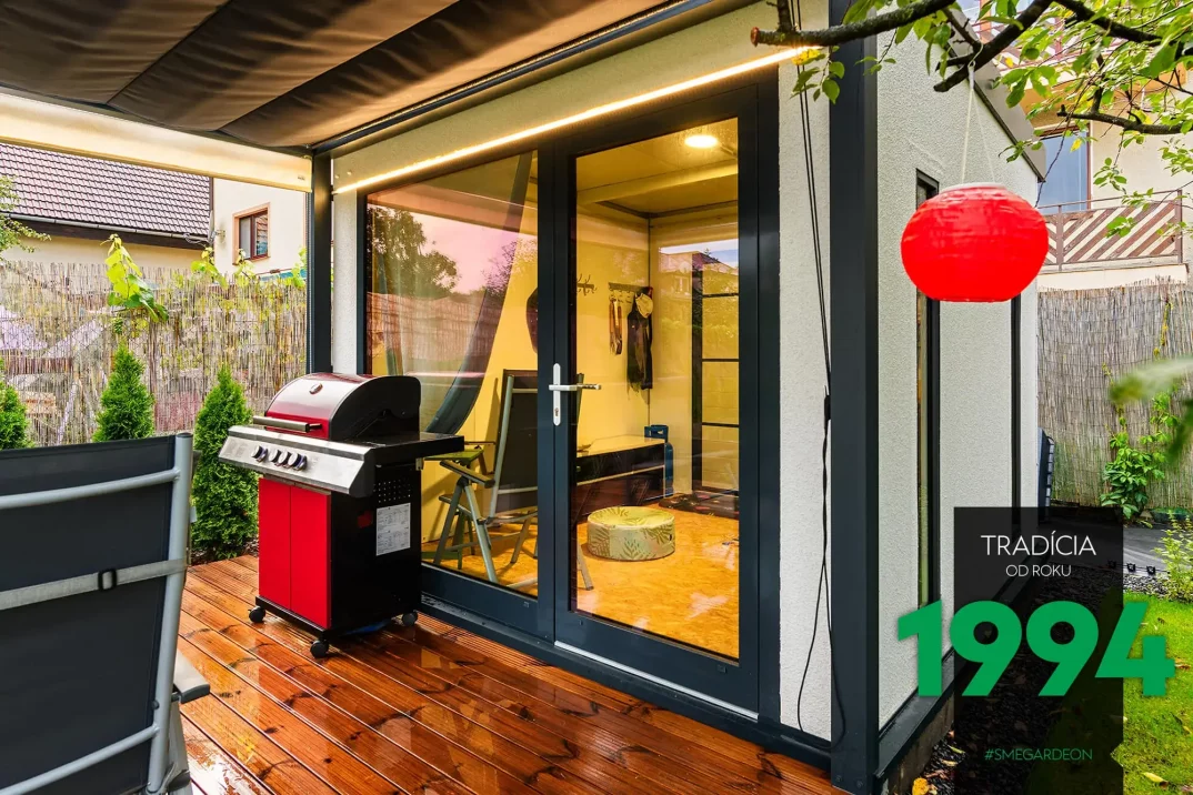 Grilovač pri sklenených dverách záhradného domčeka