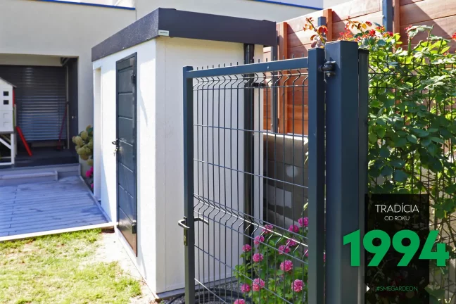 Úzky záhradný domček na záhrade