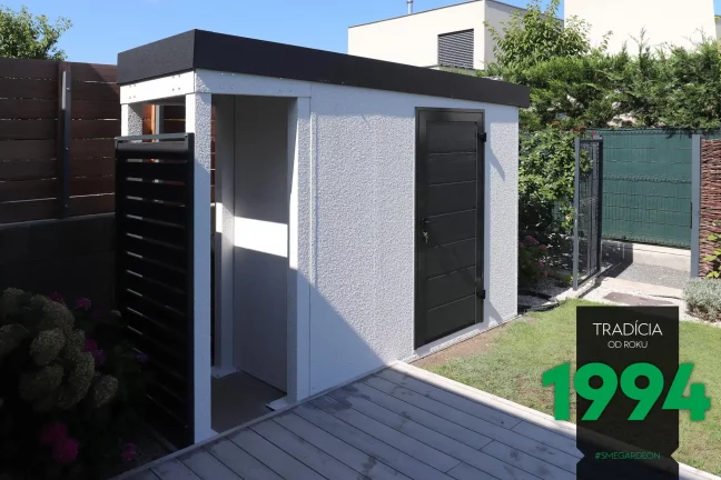 Úzky záhradný domček s prístreškom na záhrade