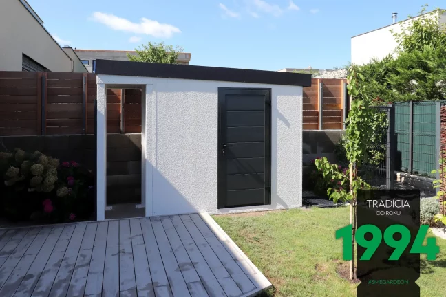 Úzky záhradý domček s prístreškom