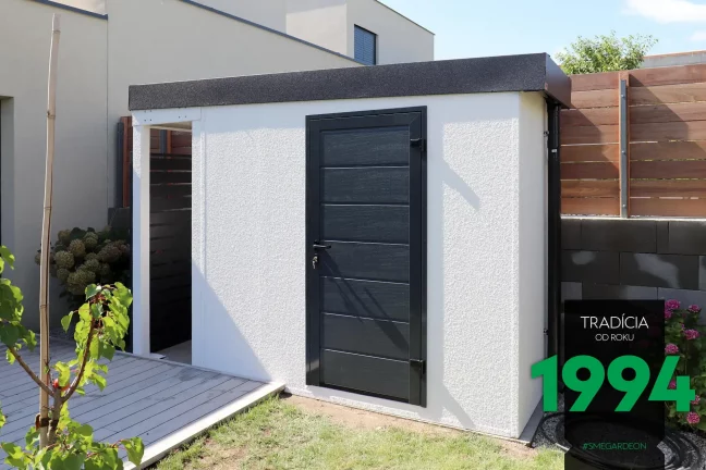 Malý, úzky záhradný domček v bielej omietke